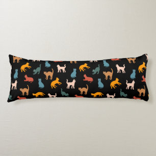 Katten op de zwarte lichaamskussen