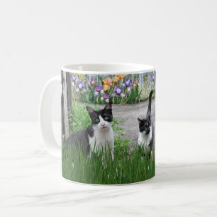 Katten spelen in de bloementuin koffiemok