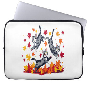 Katten spelen in herfstbladeren laptop sleeve