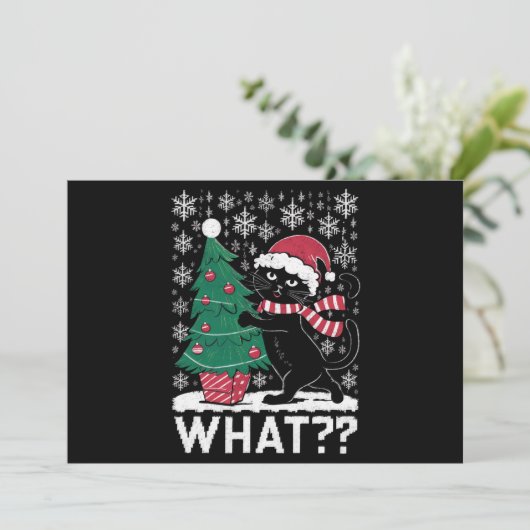 Katten Wat een grappige zwarte kat die een kerstbo Feestdagenkaart (Staand voorkant)