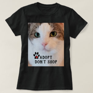 Kattenadoptie / witte kat foto op zwart t-shirt