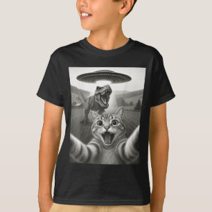 Kattenzelfie met buitenaardse UFO en T-rex dinosau T-shirt