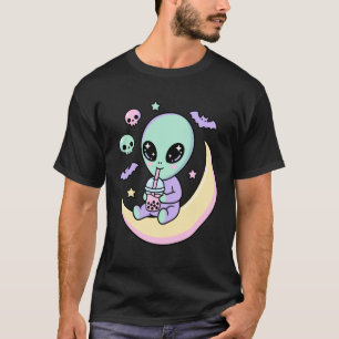 Kawaii Alien Drinkt Bubble Tea Pastel Goth Maan  T-shirt