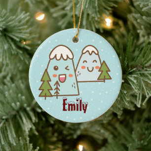 Kawaii-bergen in sneeuw keramisch ornament