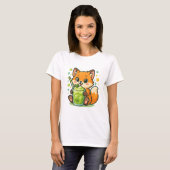 Kawaii Fox met Matcha Latte – Schattigee groene th T-shirt (Voorkant volledig)