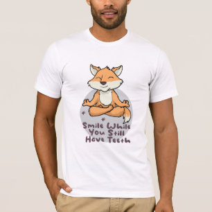 Kawaii grappige vossen glimlachen en yoga doen t-shirt