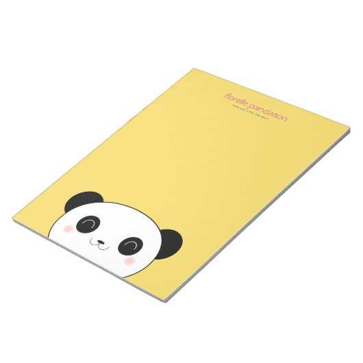 Kawaii Panda over Geel Notitieblok (Schuin)