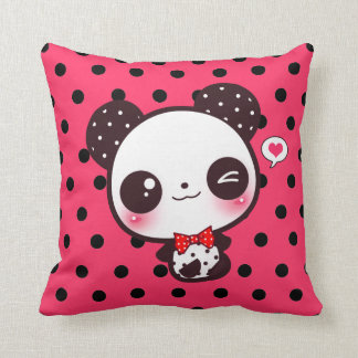 Kawaii panda over zwarte polka-stippen kussen