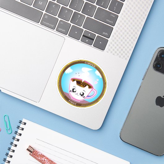 Kawaii roze kattenbeker van koffie. Koffie eerst Sticker (Laptop met iPhone)