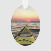 Kayak au coucher du soleil Ovale Acrylique ornemen (devant)