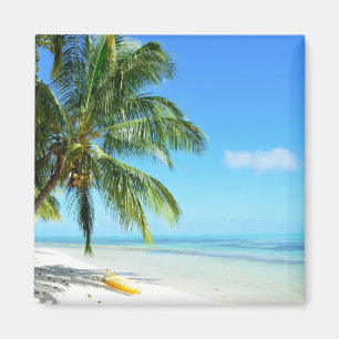 Kayak jaune sur un aimant blanc de plage de sable