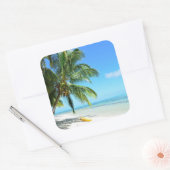 Kayak jaune sur un autocollant de plage de sable b (Enveloppe)