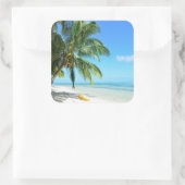 Kayak jaune sur un autocollant de plage de sable b (Sac)