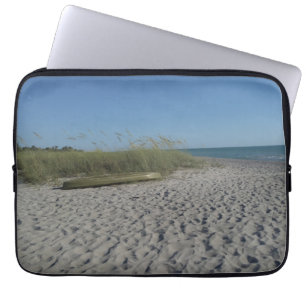 Kayak op een zandstrand met een laptophoes laptop sleeve