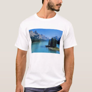 Kayaking on Maligne Lake op Spirit Island T-shirt