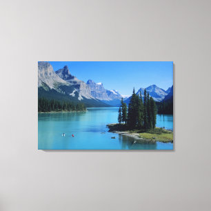 Kayakken op Maligne Lake bij Spirit Island Canvas Afdruk