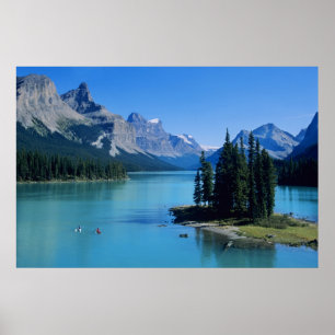 Kayakken op Maligne Lake bij Spirit Island Poster