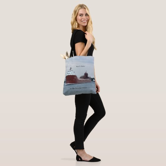 Kaye E. Barker over de canvas tas (Op model)