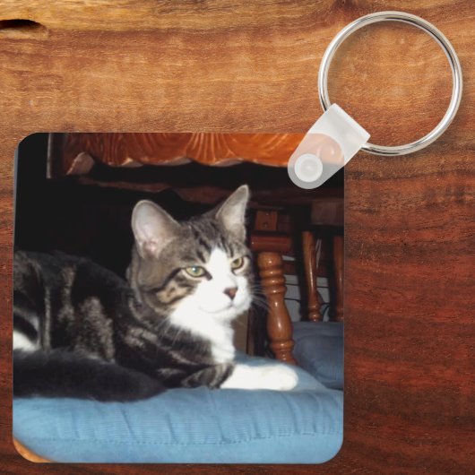 Keeno Regal Pose Sleutelhanger (Achterkant)