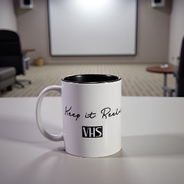 Keep It Reel VHS Retro Quote Tweekleurige Koffiemok
