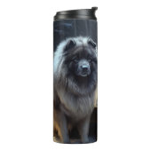 Keeshond Besneeuwde slee Kerstmis decoratie Thermosbeker (Gedraaid links)