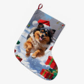 Keeshond Hond Hardlopen In Sneeuw Met Kerst Pet Grote Kerstsok (Voorkant (Hangend))