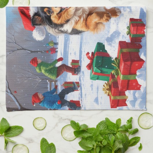 Keeshond Hond Hardlopen In Sneeuw Met Kerst Pet Theedoek (Gevouwen)