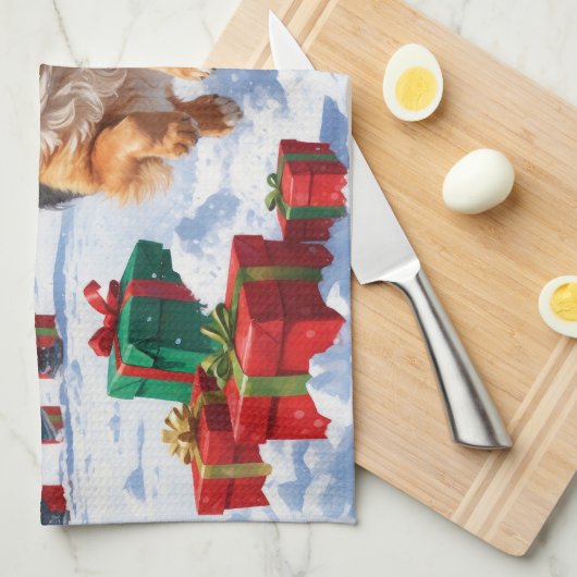 Keeshond Hond Hardlopen In Sneeuw Met Kerst Pet Theedoek (Quarter Fold)