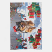 Keeshond Hond Hardlopen In Sneeuw Met Kerst Pet Theedoek (Verticaal)