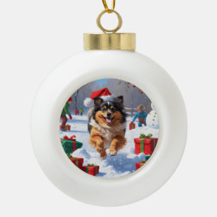 Keeshond-hond rent in de sneeuw met kerstmuts keramische bal ornament