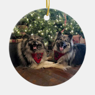 Keeshond met kerstboom keramisch ornament