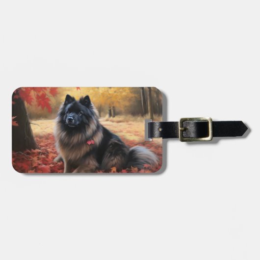 Keeshond tussen herfstbladeren. De herfst inspiree Bagagelabel (Voorkant horizontaal)