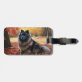Keeshond tussen herfstbladeren. De herfst inspiree Bagagelabel (Achterkant horizontaal)