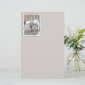 Keeshonds bij het schilderen van de poort - Oorspr (Staand voorkant)