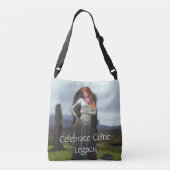 Keltische dame poseert voor oude stenen crossbody tas (Achterkant)