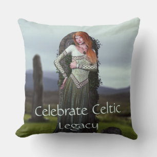 Keltische dame poseert voor oude stenen kussen