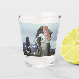 Keltische dame poseert voor oude stenen shot glas