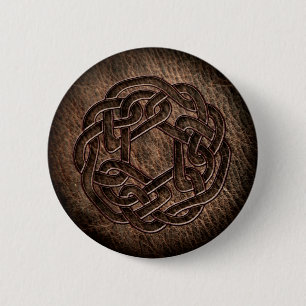 Keltische versiering, in reliëf op leder ronde button 5,7 cm