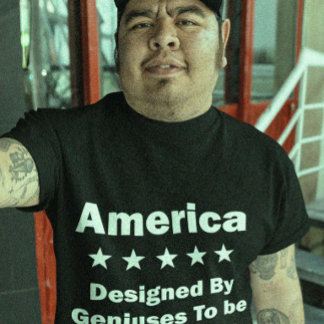 Kennedy - ontworpen door Geniussen die door Idiots T-shirt