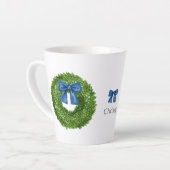 Keramische beker met Buxuskrans en Blauwe Strik Latte Mok (Linkerhoek)
