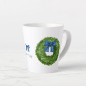Keramische beker met Buxuskrans en Blauwe Strik Latte Mok (Rechterhoek)