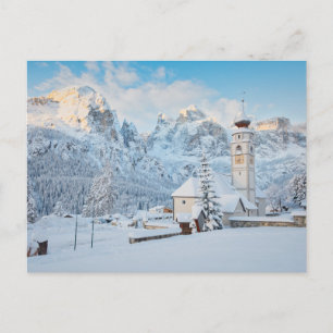 Kerk bedekt met sneeuw met bergachtige achtergrond briefkaart