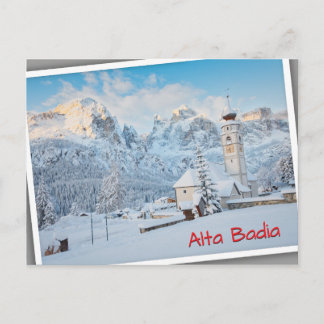 Kerk bedekt met sneeuw met bergachtige achtergrond briefkaart