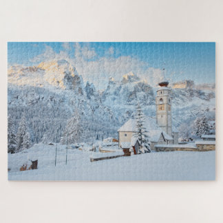 Kerk bedekt met sneeuw met bergachtige achtergrond legpuzzel