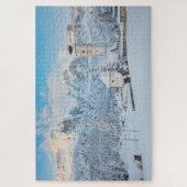 Kerk bedekt met sneeuw met bergachtige achtergrond legpuzzel (Verticaal)