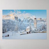 Kerk bedekt met sneeuw met bergachtige achtergrond poster (Voorkant)