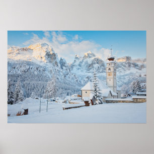 Kerk bedekt met sneeuw met bergachtige achtergrond poster