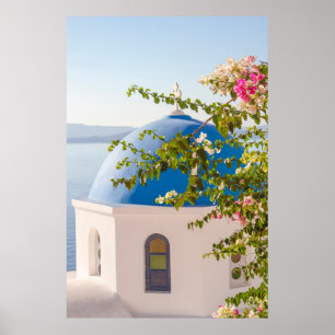 Kerk en bloemen in Santorini Poster