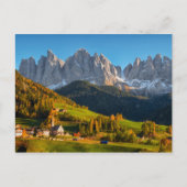 Kerk en dorp met bergen landschap postca briefkaart (Voorkant)