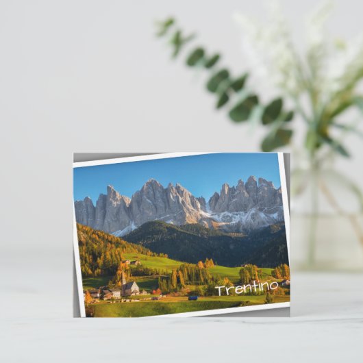 Kerk en dorp met bergen landschap postca briefkaart (Staand voorkant)